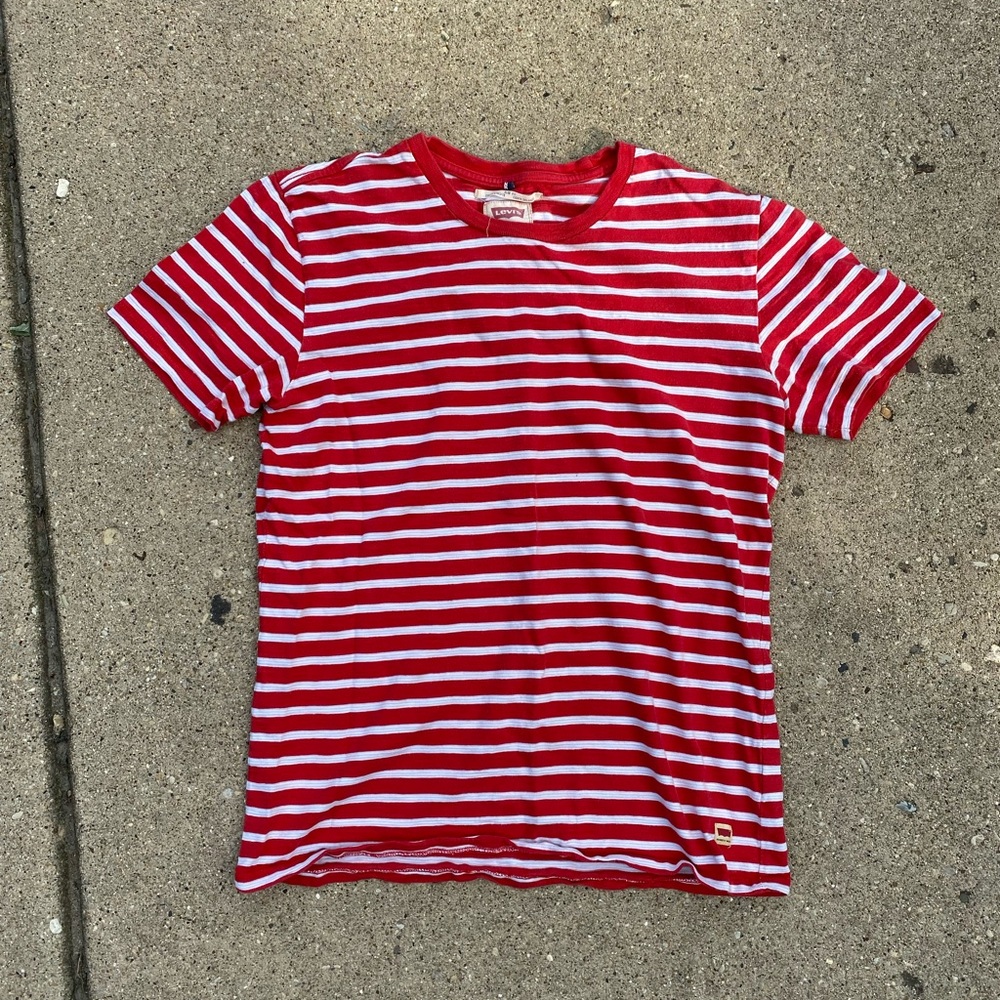 Gently worn Levi’s shirt. Thick fabric. Built to last. Very soft. Stretchy.